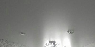 Потолок матовый натяжной в гостиную белого цвета 13 кв.м