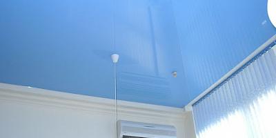 Натяжной глянцевый потолок на кухню голубого цвета 7 кв.м