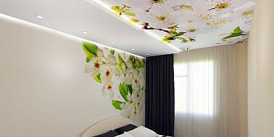 Потолок натяжной в спальню с фотопечатью цветочный принт 15 кв.м